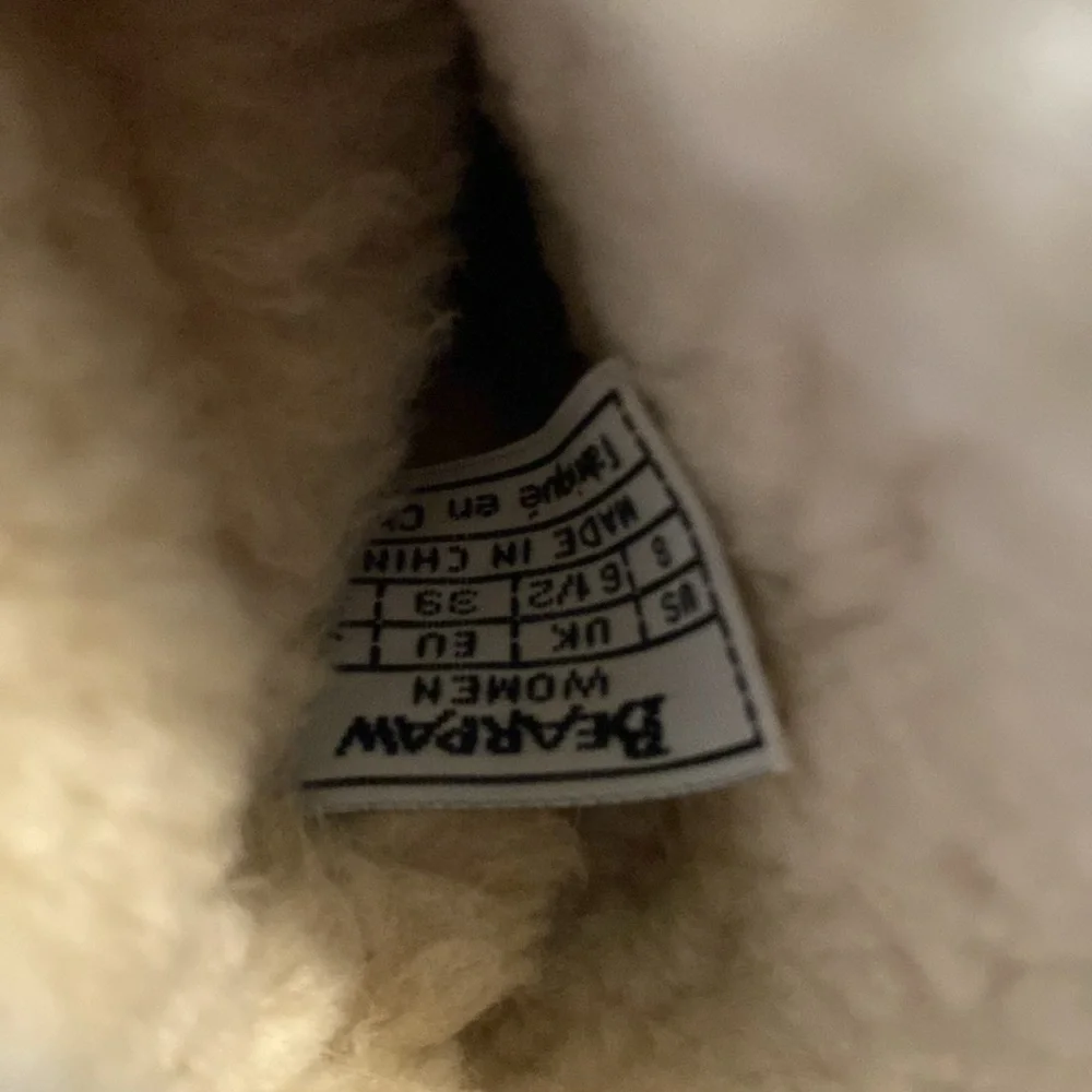Bearpaw Emma short cozy warm boots size 8